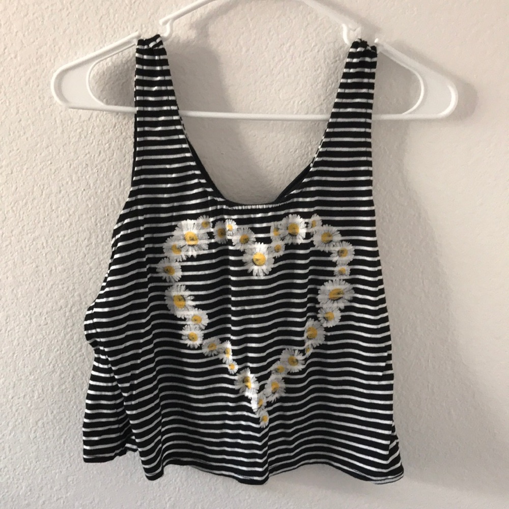 B&W striped top with daisies 🌼